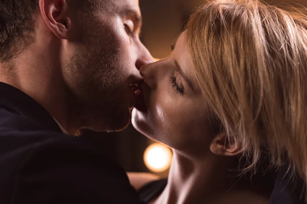 Przystojny para o francuski pocałunek — Zdjęcie stockowe