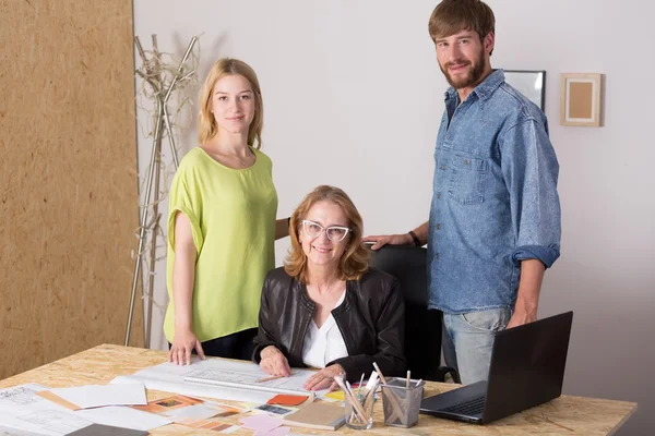 Trois personnes travaillent ensemble — Photo