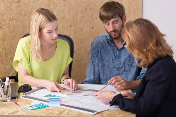 Empresária treinando seus funcionários — Fotografia de Stock