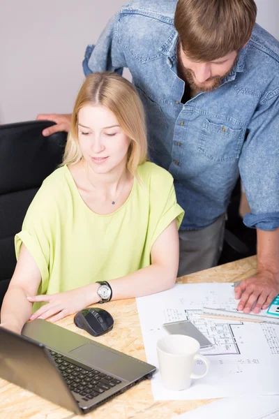 Hombre y mujer expandiendo negocio — Foto de Stock