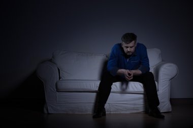 Umutsuz adam kanepede