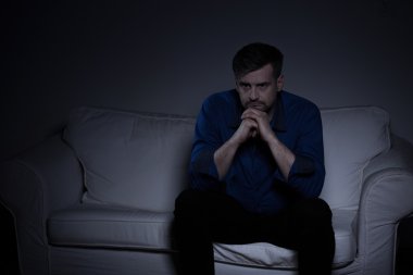 Üzgün adam kanepede