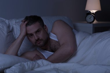 Slepless adam yatakta uyanık