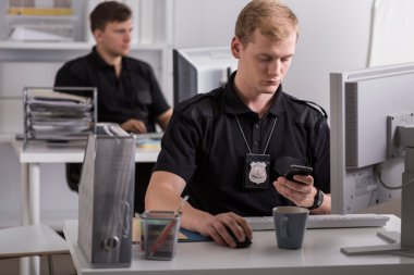 Polis için çalışıyor