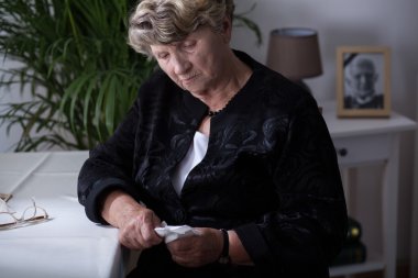 Yaşlı kadın ile mendil