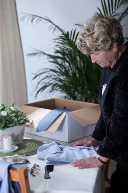 Ölü kocası için özlem dul