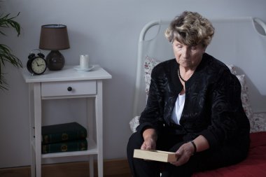 Ölü kocasının yasını kadın