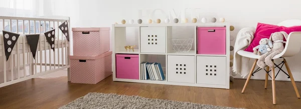 Hermosa habitación de bebé niña — Foto de Stock