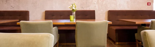 Ресторанные столы — стоковое фото