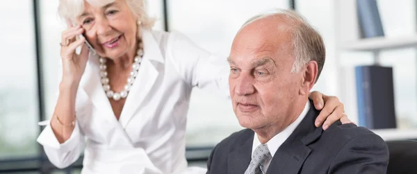 Senioren arbeiten zusammen — Stockfoto