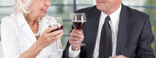 Seniorenpaar und Wein — Stockfoto