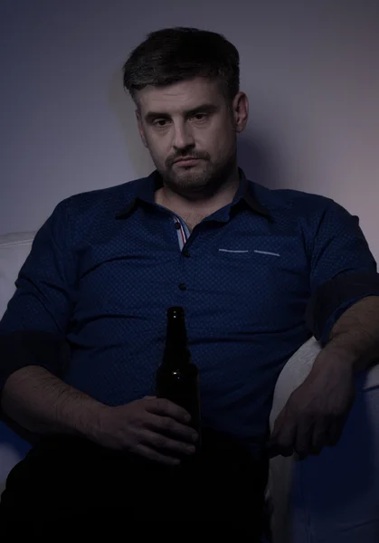 Miserabile uomo bere birra — Foto Stock