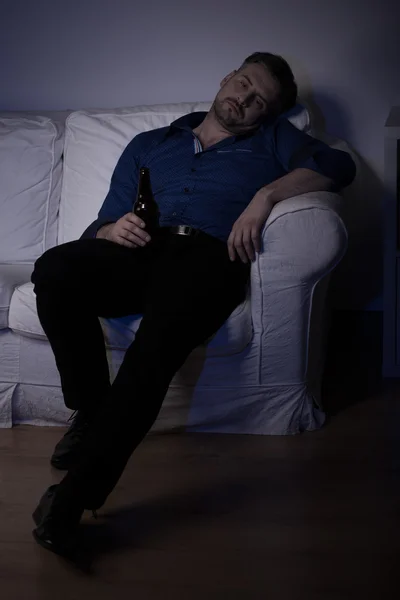 Homem bêbado com uma cerveja — Fotografia de Stock