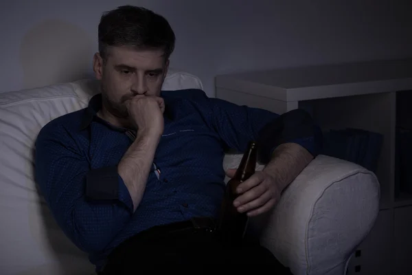 Мужчина пьет пиво дома — стоковое фото