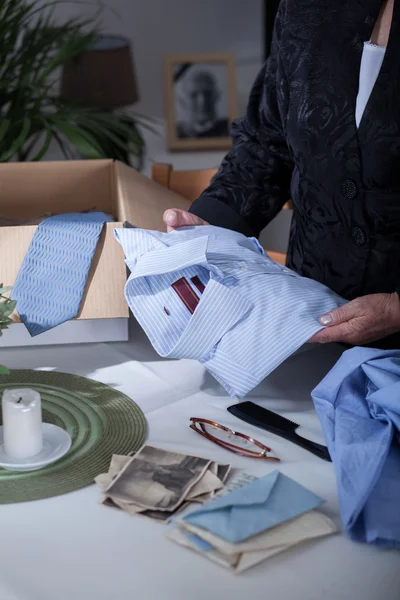 Woman looking at stuff — Stock Photo, Image