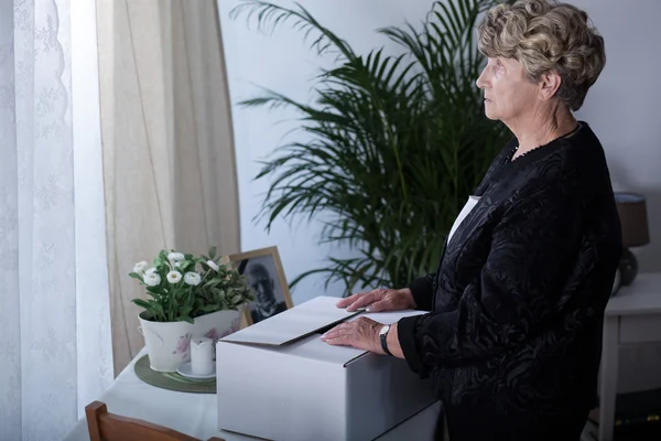 Sad widow holding box — Stock Photo, Image