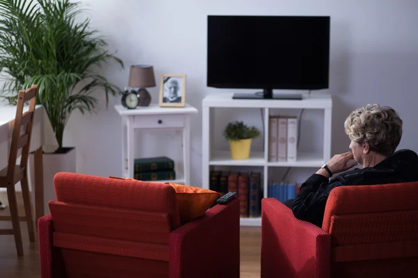 Witwe sitzt im Wohnzimmer — Stockfoto