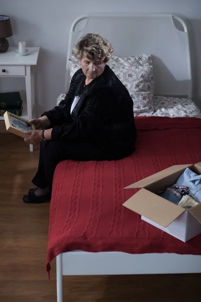 Triste viuda sentada en la cama —  Fotos de Stock