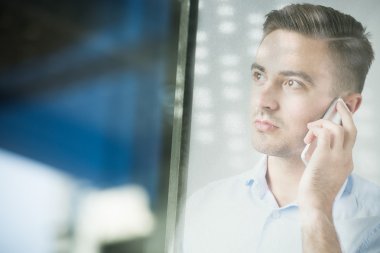 Mobilephone üzerinde konuşan adam