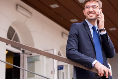 Cep telefonlu iş adamı