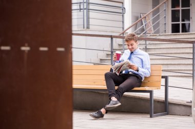 Kahve içme ve gazete okuma