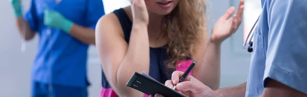 Intervjua skadade patienten — Stockfoto