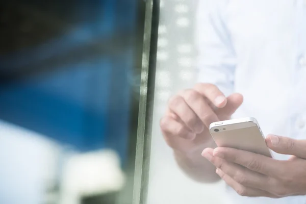 Person som använder smartphone — Stockfoto