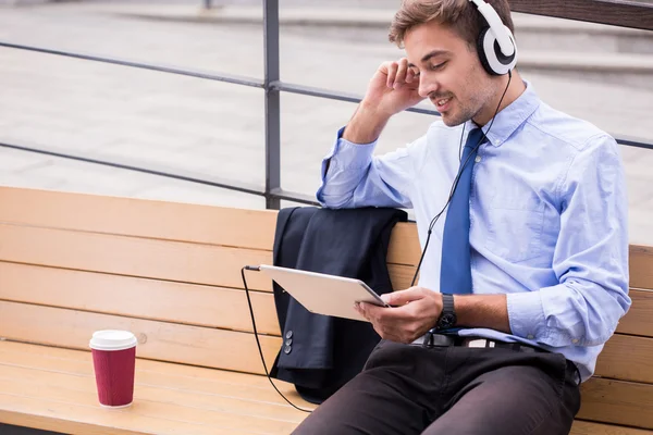 Businessperson listening music and waiting — Stock Photo, Image