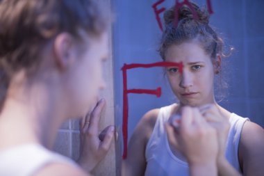 Bathroon ağlayan kız