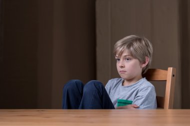 Rahatsız küçük çocuk