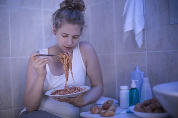 Menina comer espaguete — Fotografia de Stock