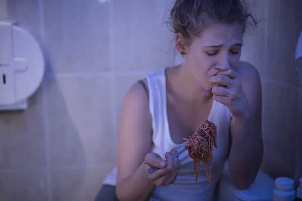 Bringing herself to eat — Stock Photo, Image