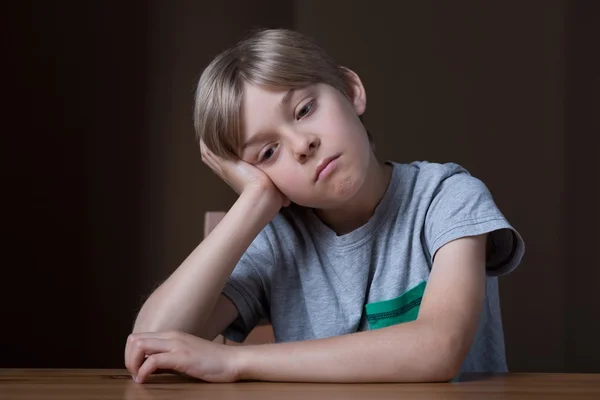 Pequeño niño preocupado — Foto de Stock