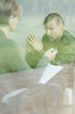Psikolog inceleyerek asker depresif