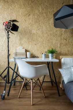 Beyaz masa ve sandalye