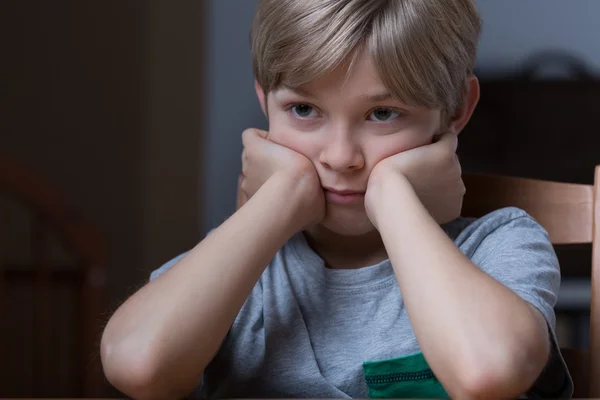 Unglücklicher kleiner Junge — Stockfoto