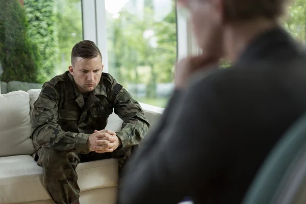 Солдат під час консультаційної сесії — стокове фото