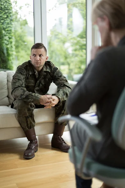 Soldat med posttraumatisk stresslidelse – stockfoto
