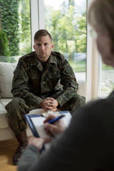 Terapeuta diagnosticando soldado — Foto de Stock