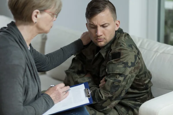 Psiquiatra ayudando a veterano de guerra — Foto de Stock