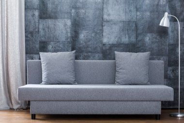 Modern kanepe ve beton duvar kağıdı