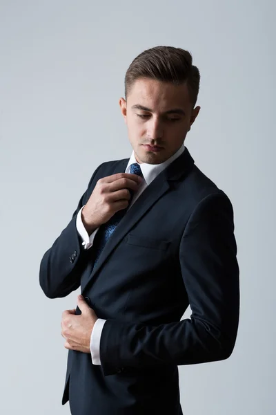 Homme d'affaires en cravate et costume — Photo