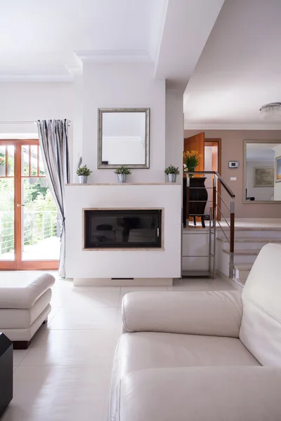 Woonkamer met gezellige open haard en leren bank — stockfoto ... Gezellige woonkamer living rooms
