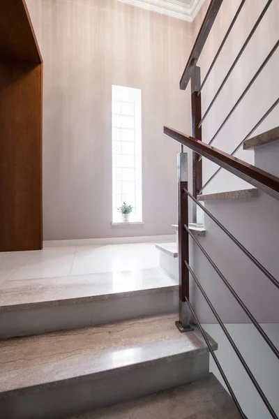 Modernes und helles Treppenhaus — Stockfoto