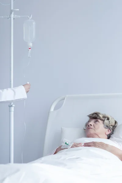 Doente com administração gota a gota intravenosa — Fotografia de Stock