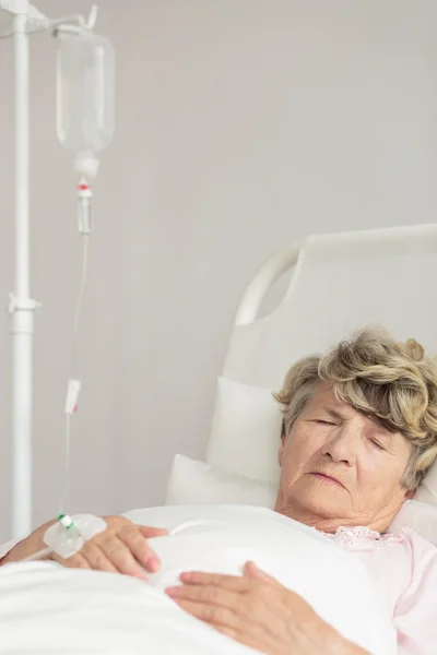 Ziekenhuis patiënt tijdens intraveneuze therapie — Stockfoto