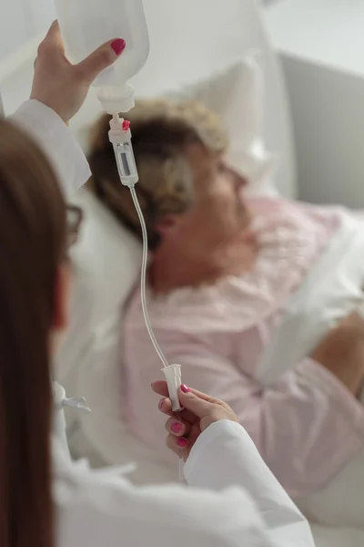 Persona enferma que recibe medicación — Foto de Stock