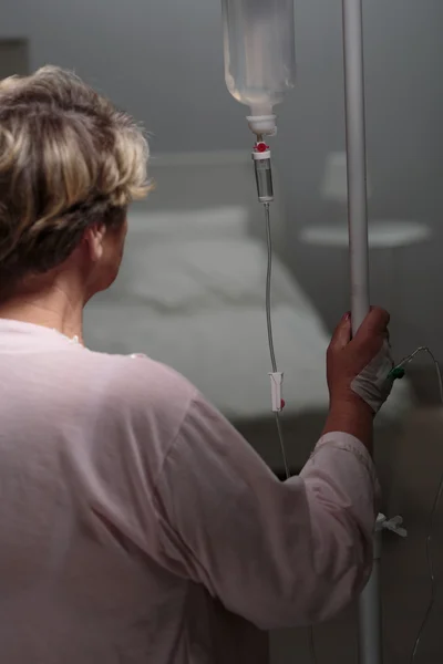 Photo de femme avec goutte à goutte — Photo