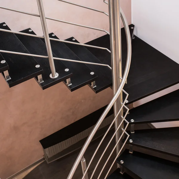 Escalier moderne foncé — Photo