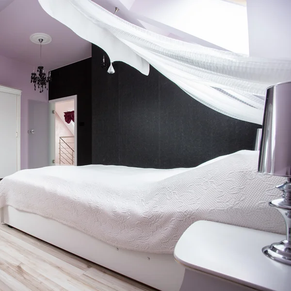 Rahat ve beyaz yatak odası — Stok fotoğraf